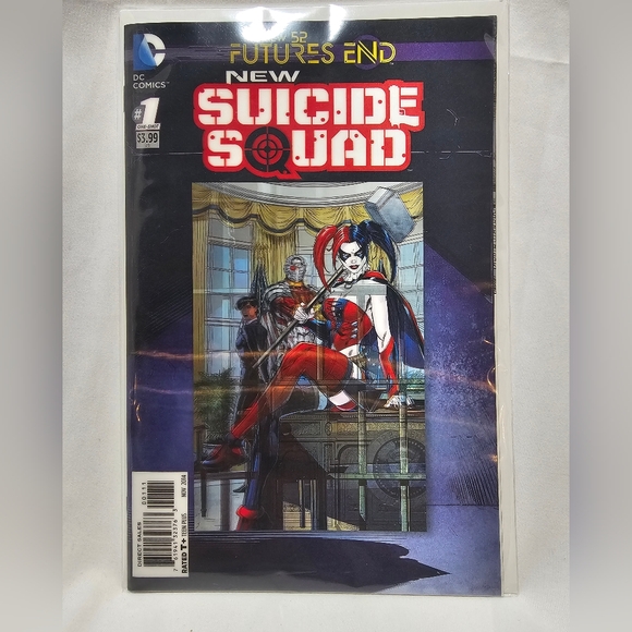 Harley Quinn Bust and Comic Bundle - Picture 10 of 10